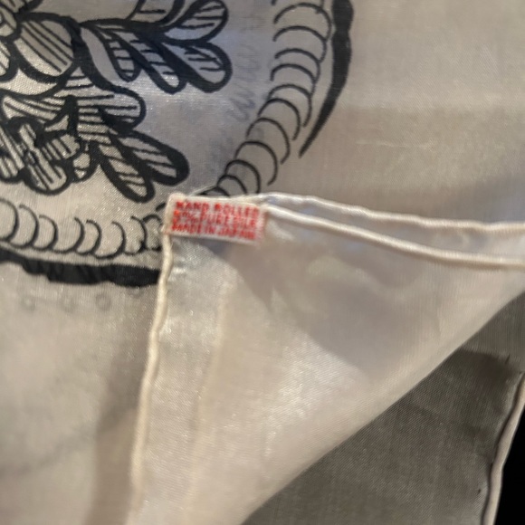 VTG Stunning Hand Rolled Silk floral scarf made in Japan. Vibrant colors - Picture 10 of 10